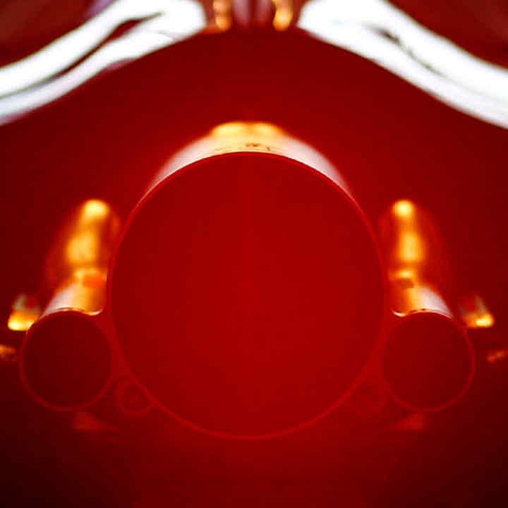 Detailní záběr motoru Honda ve voze F1.