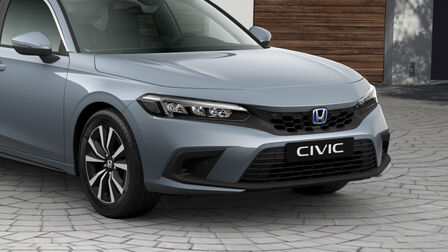 Detailní záběr na přední parkovací senzory vozu Honda Civic e:HEV