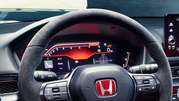 Detailní pohled na multimediální informační displej modelu Honda Civic Type R.
