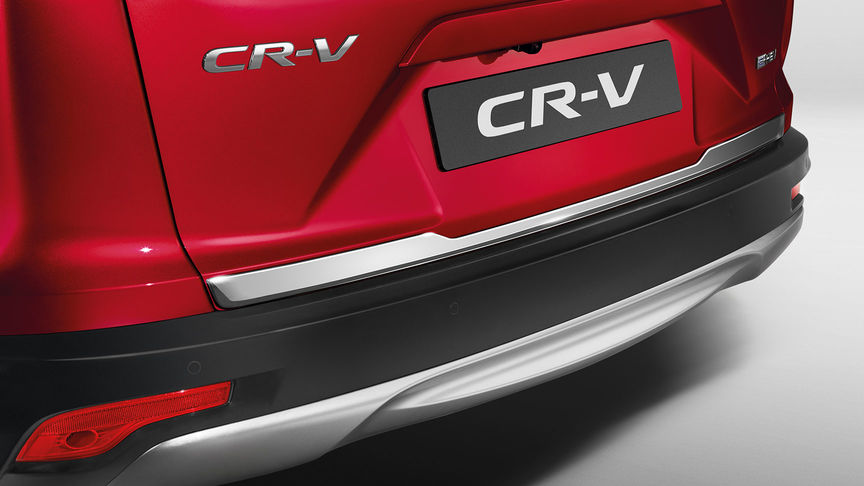 Detailní záběr ozdobné lišty dveří zavazadlového prostoru na modelu Honda CR-V Hybrid