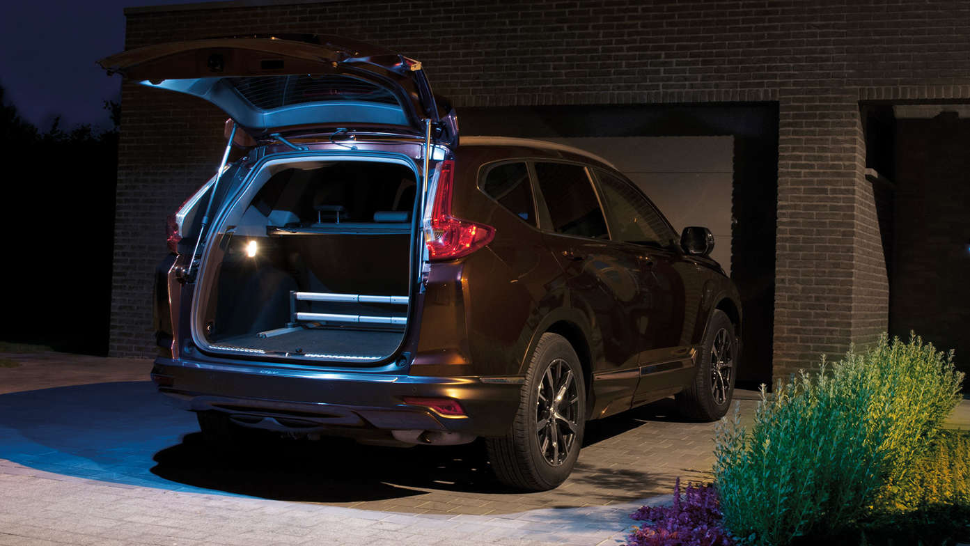 Pohled zezadu na nové osvětlení dveří zavazadlového prostoru modelu Honda CR-V Hybrid