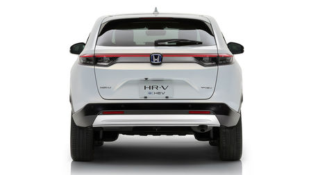 Pohled zezadu na model Honda HR-V ve studiu