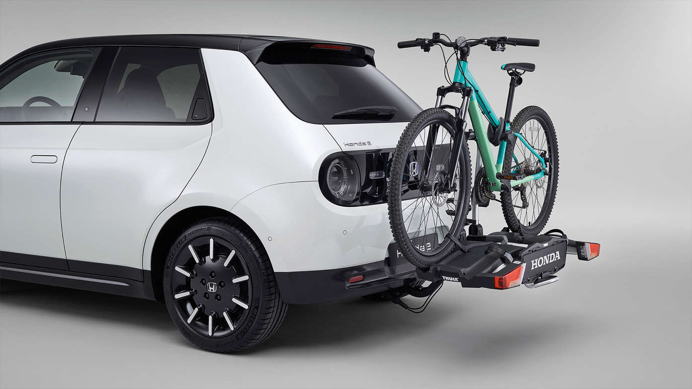 Zadní tříčtvrtinový pohled na model Honda e s odnímatelným nosičem jízdních kol.