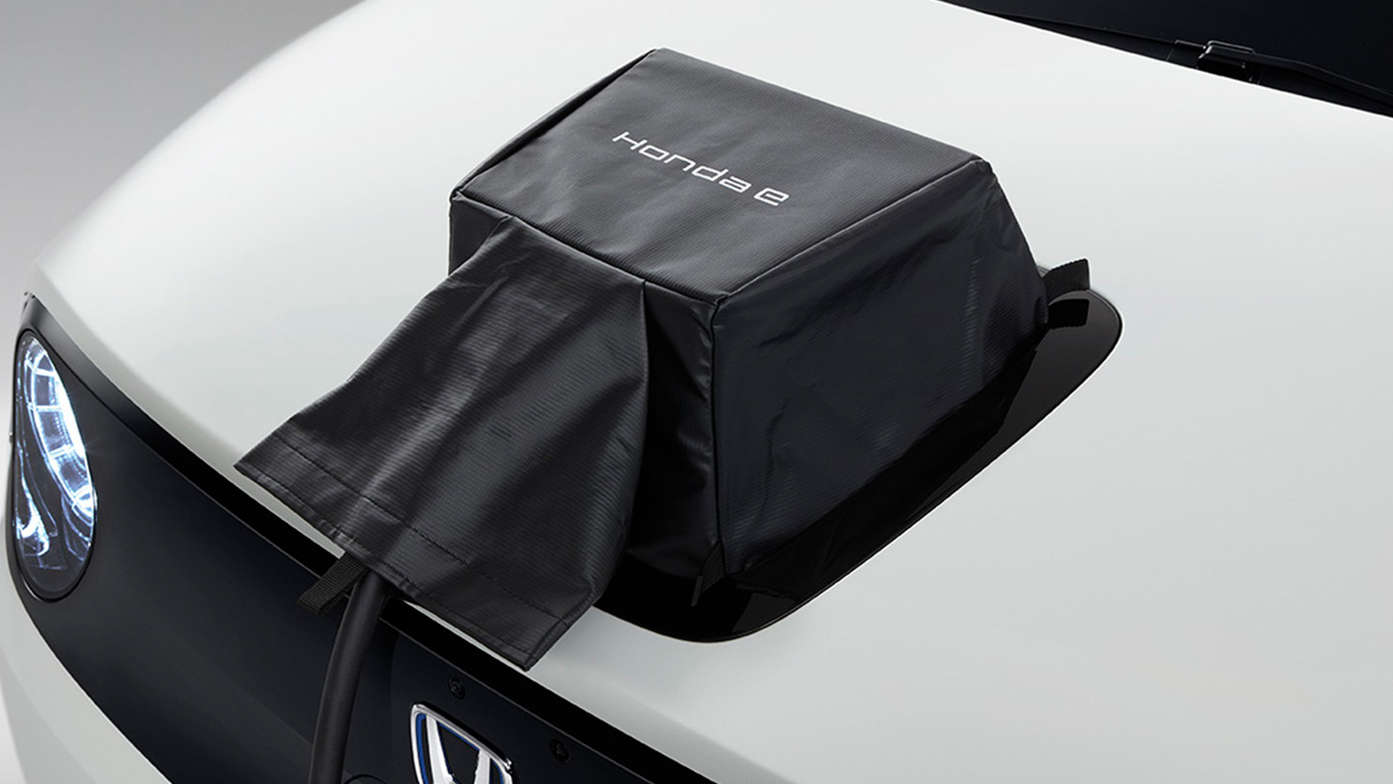 Detailní záběr víka krytu nabíjecího portu