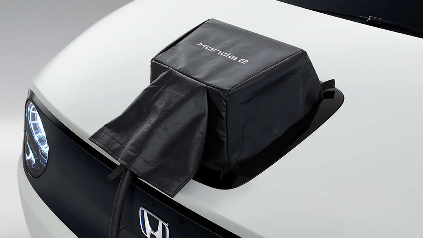 Detailní záběr krytu víka nabíjecího portu modelu Honda E.