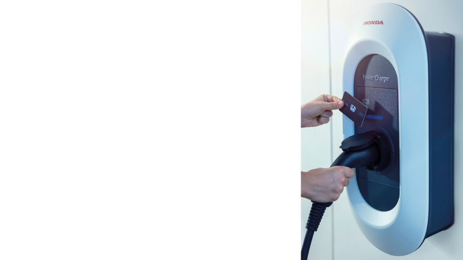 Záběr demonstrující použití bezkontaktní karty pro nabíjení.