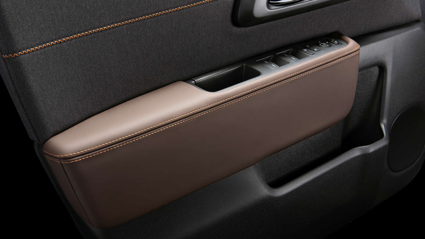Detailní záběr na tmavě hnědou koženou loketní opěrku