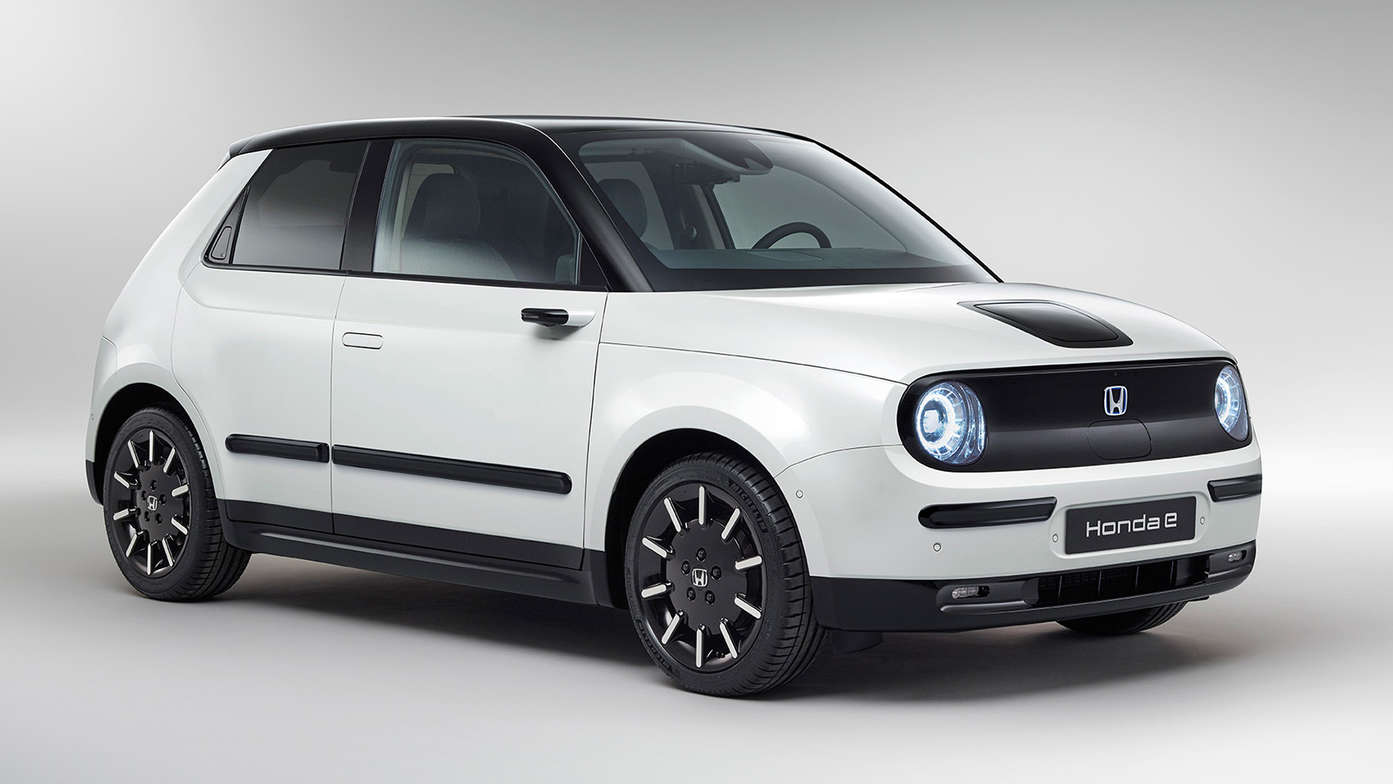 Přední tříčtvrtinový pohled zprava na model Honda e ve studiu