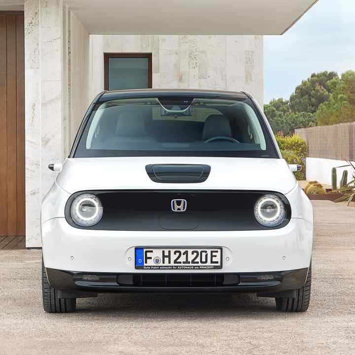 Pohled na model Honda e zepředu