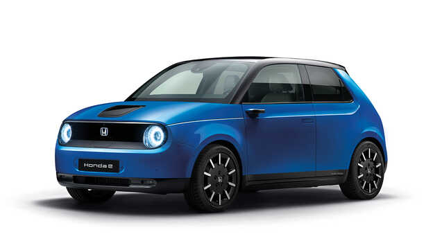 Tříčtvrtinový pohled zepředu na model Honda e v barvě Metalická Premium Crystal Blue.