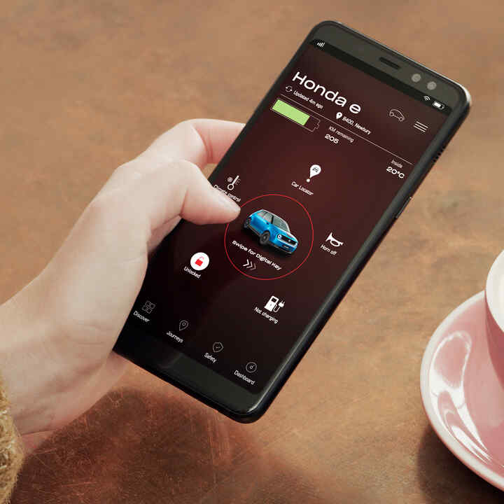 Detailní pohled na aplikaci Digital Key vozidla Honda e na telefonu.