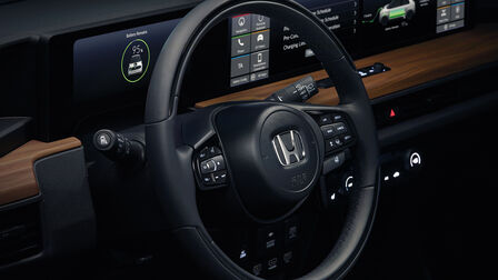 Detailní záběr volantu v interiéru modelu Honda e. 
