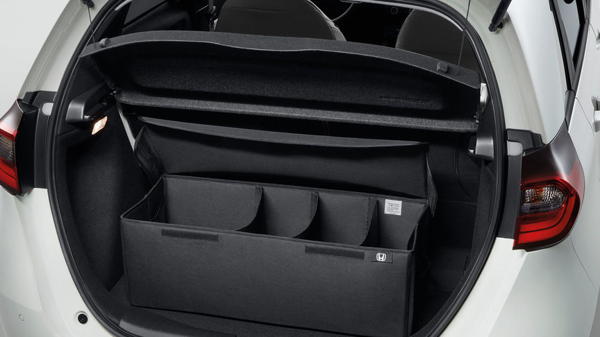Detailní záběr skládacího organizéru zavazadlového prostoru modelu Honda Jazz Hybrid.