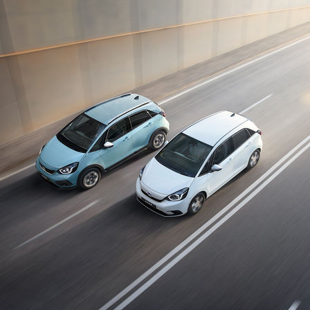Jedinečný pohon e:HEV se třemi jízdními režimy se postará o špičkovou plně hybridní jízdu s modely Honda Jazz a Jazz Crosstar. Tato samodobíjecí řada, se kterou zažijete dynamickou a efektivní jízdu, v sobě spojuje progresivní výkon a dokonalý styl.