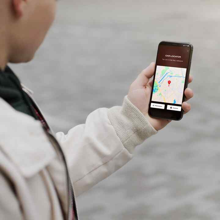 Detailní záběr na telefon se zadáváním kódu PIN na displeji