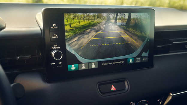 Zadní parkovací kamera zobrazující na 9" obrazovce širokoúhlý pohled na oblast přímo za automobilem