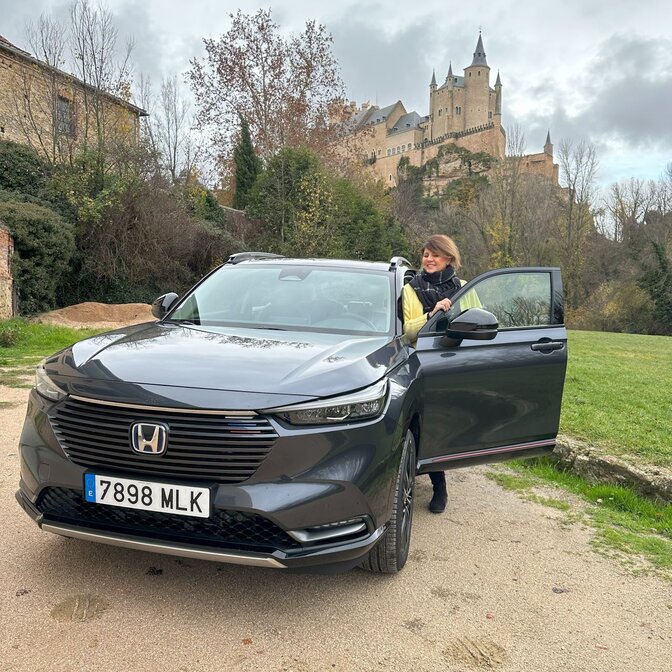 Influencer nastupující do Hondy HR-V v zámecké lokalitě. 