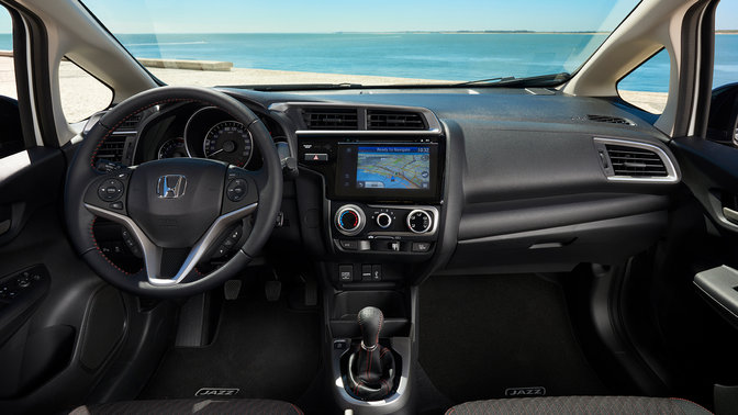Obraz interiéru vozu Honda s výhledem na pláž.