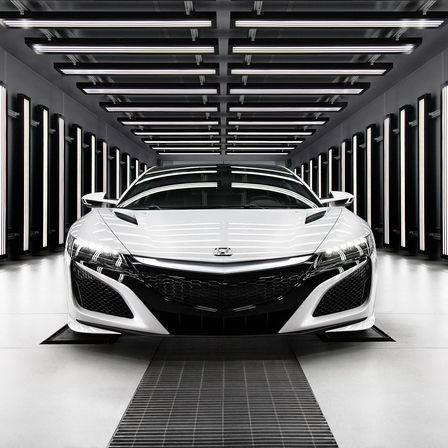 Pohled zepředu na hybridní automobil Honda NSX zaparkovaný v garáži