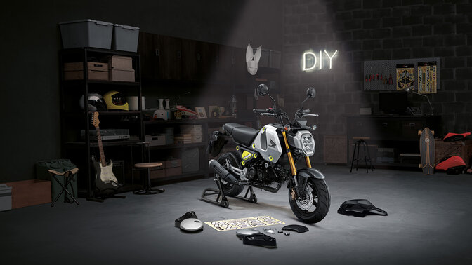 Honda MSX125 Grom, přední poloprofil, studiový snímek