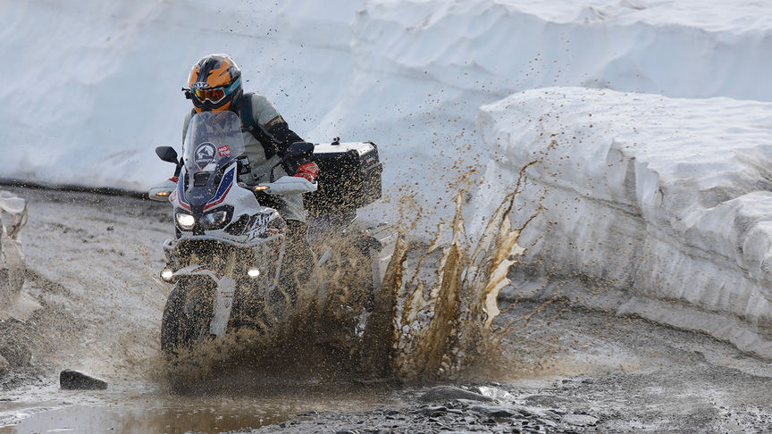 Motocykl Honda Africa Twin při jízdě Nordkappem.