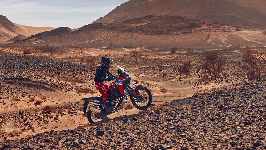 Figurant jedoucí na motocyklu CRF1100L Africa Twin v poušti