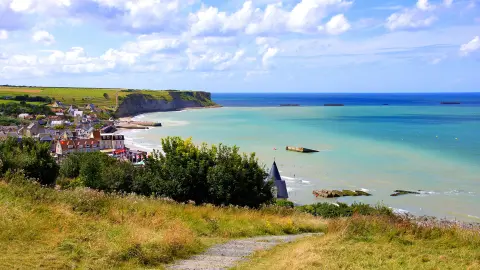 Pohled na pláže dne D v Arromanches les Bains, Normandie, Francie