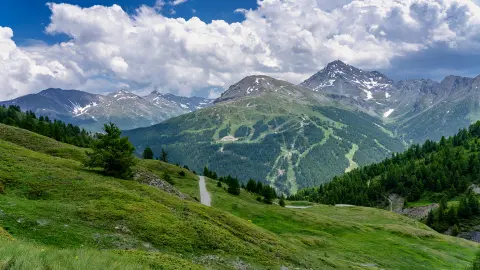 Malebná cesta pod modrou oblohou podél pobřeží Středozemního moře na francouzsko-italské hranice.