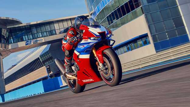 CB1000RR-R Fireblade na trati na rovince s jezdcem