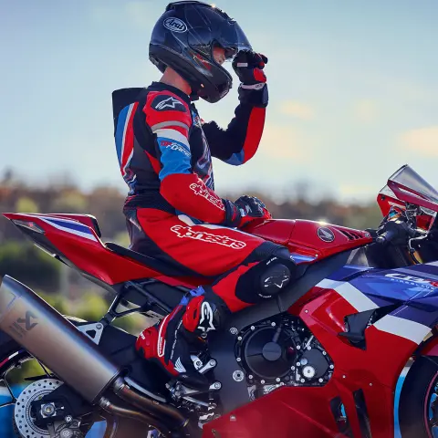 Fireblade s jezdcem chystajícím se vyjet na trať.