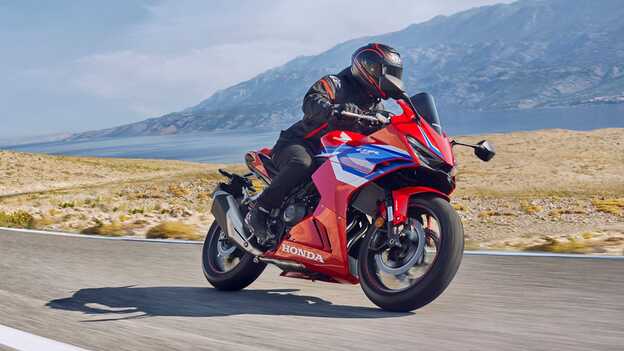 CBR500R na silnici, dynamický záběr s jezdcem