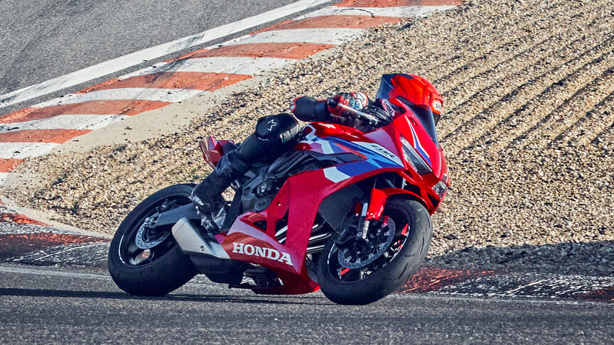 Fireblade 2024 s jezdcem na trati