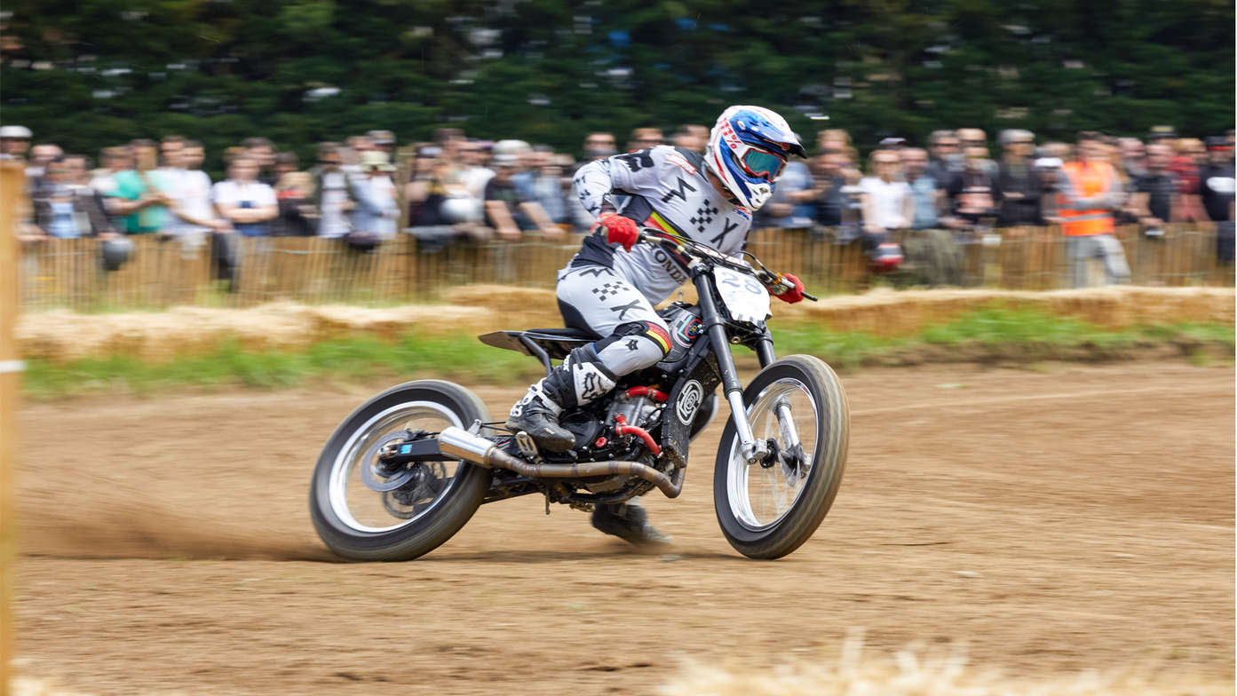 CRF450 Flat Tracker na trati.