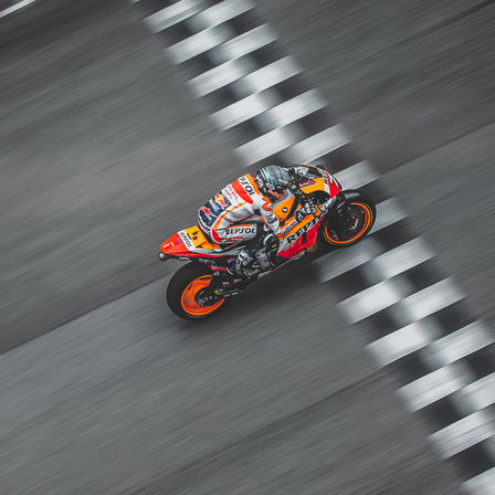 Jezdec týmu Honda MotoGP projíždějící přes cílovou čáru.