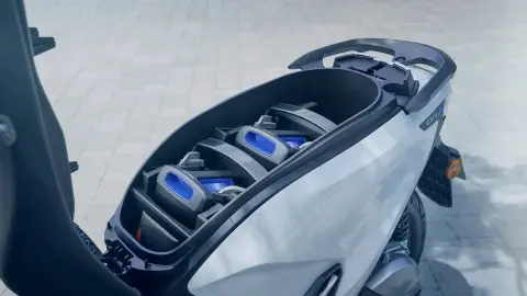 Figurant jdoucí ke skútru Honda CUV e: ve městě