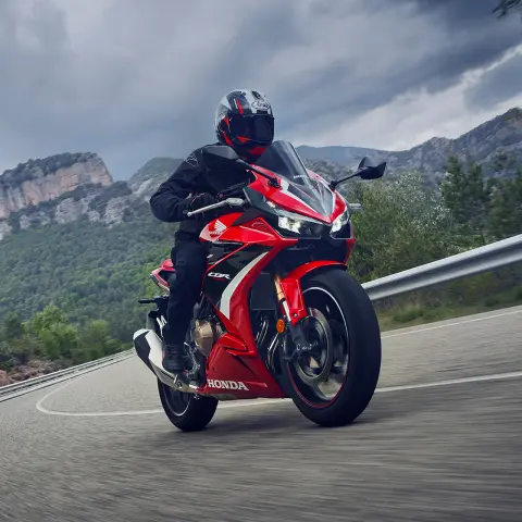 Honda CBR500R z předního pravého poloprofilu na silnici