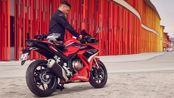 Honda CBR500R, zadní poloprofil, stojící, s jezdcem