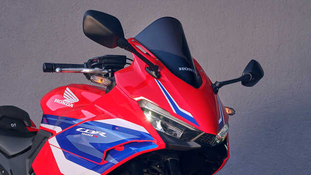 Přední tříčtvrtinový pohled na detail modelu CBR500R